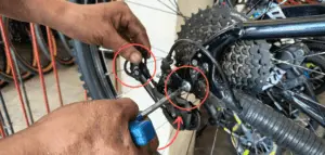 Use an Allen wrench to attach the thread of your rear derailleur to the derailleur hanger and tighten it.